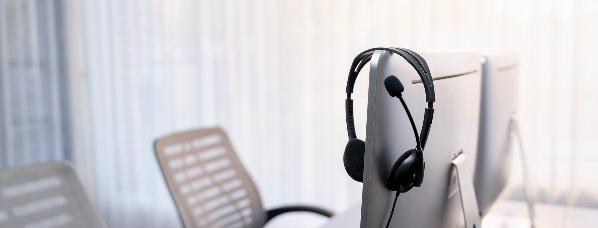 Bellcom business communications support — headset beside a laptop
